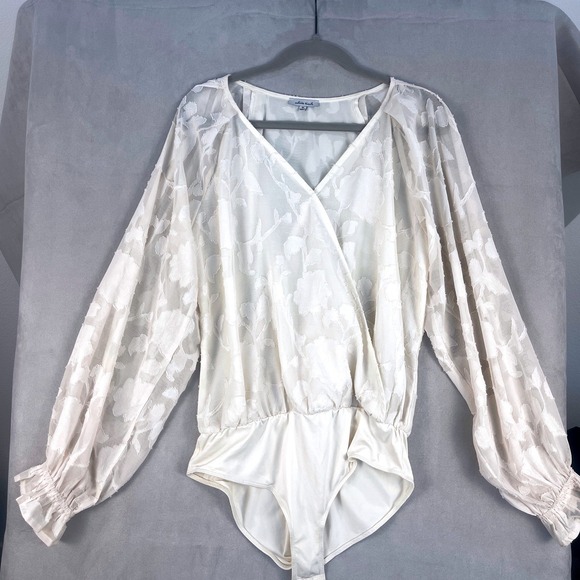 white birch Tops - White Birch Women Cream Floral Burnout Long Sleeve V-Neck Romantic Bodysuit M